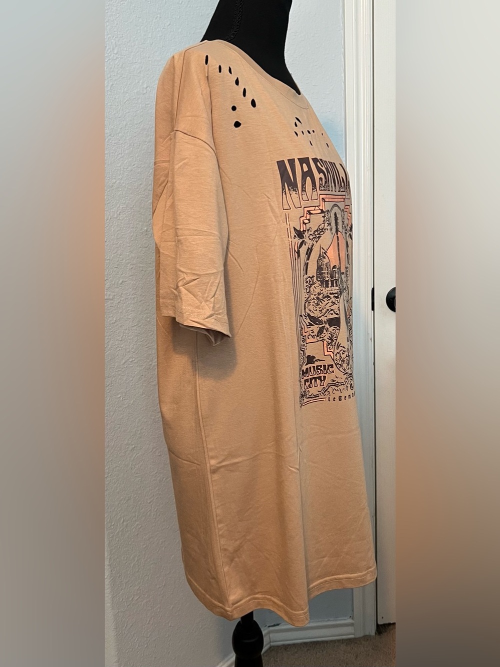 Nashville Music Distressed Women’s Graphic Tee Oversized Beige NWOT - Picture 3 of 4